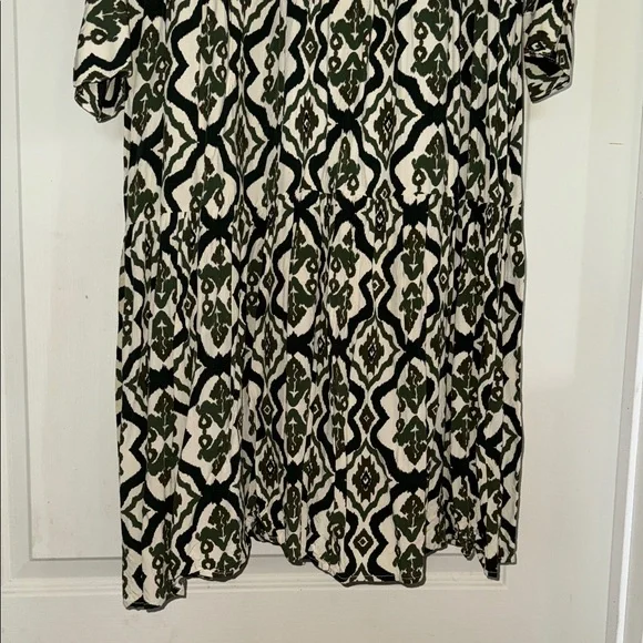 Green and cream Patterned Dress - Picture 4 of 5